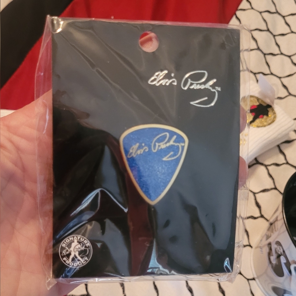 NWT RARE ELVIS PRESLEY BLUE GUITAR PIN FROM GRACELAND